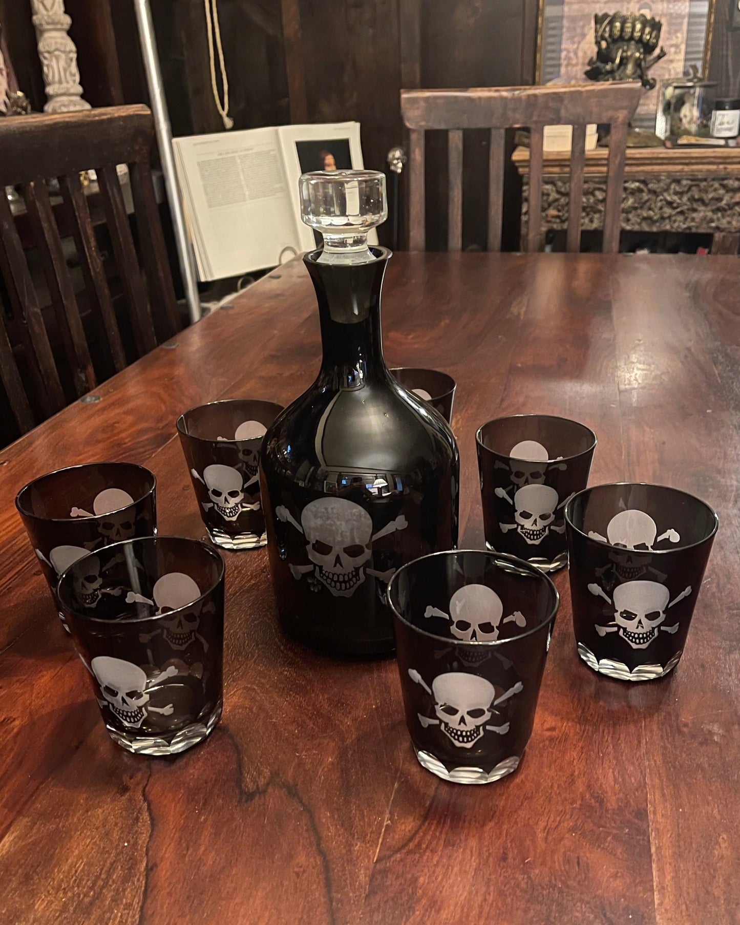 VINTAGE SKULLDUGGERY WHISKEY DECANTER AND GLASS SET.