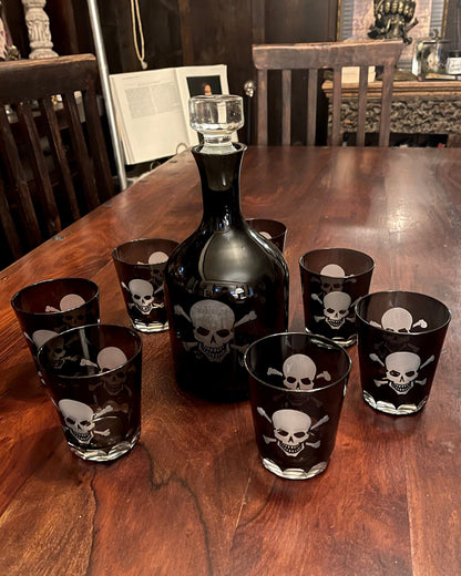 VINTAGE SKULLDUGGERY WHISKEY DECANTER AND GLASS SET.